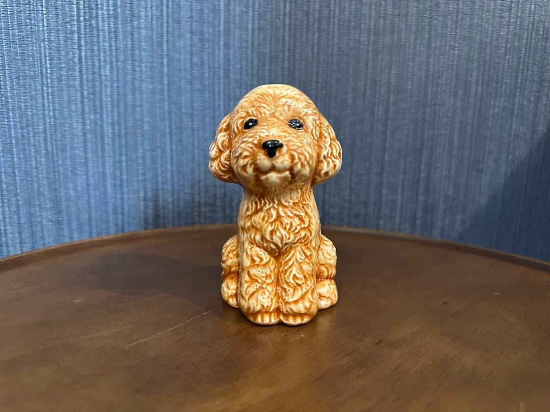 オレンジ色の犬の花瓶