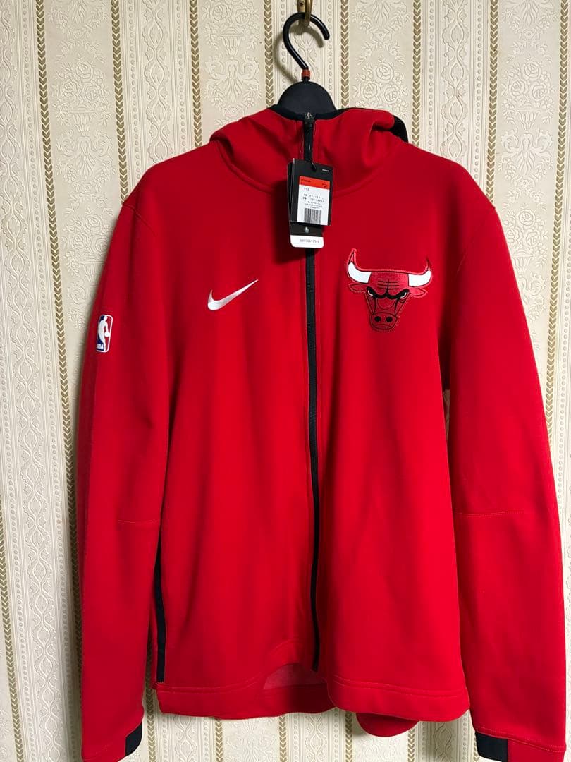 新品NIKE NBA シカゴ・ブルズ フード付きジャケット