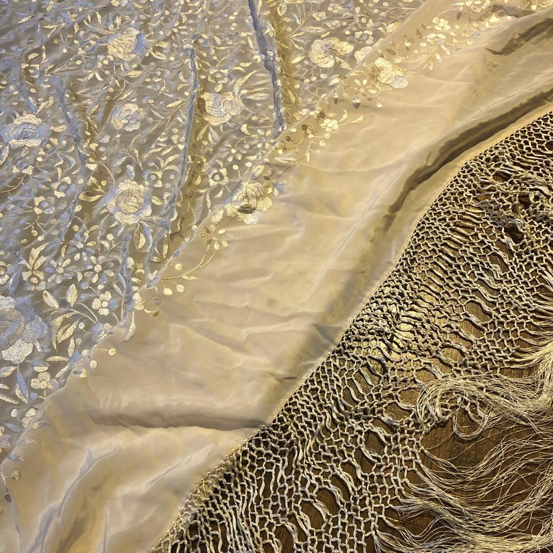 マントン ホワイト刺繍フリンジショール