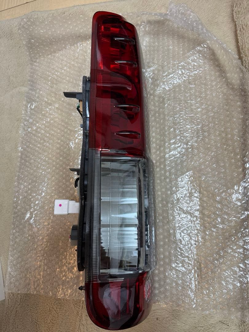 ハイエース200系スモーク塗装テールランプ　LEDバルブ付き新車外し