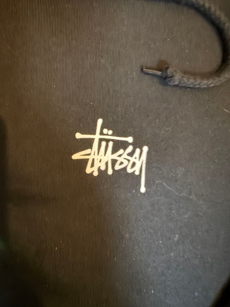 Stussy ブラック フード付きパーカー