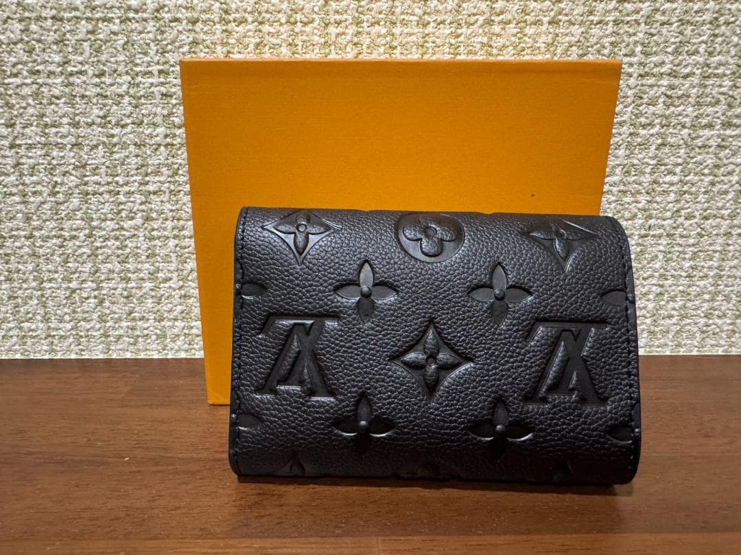 ブラック三つ折り財布