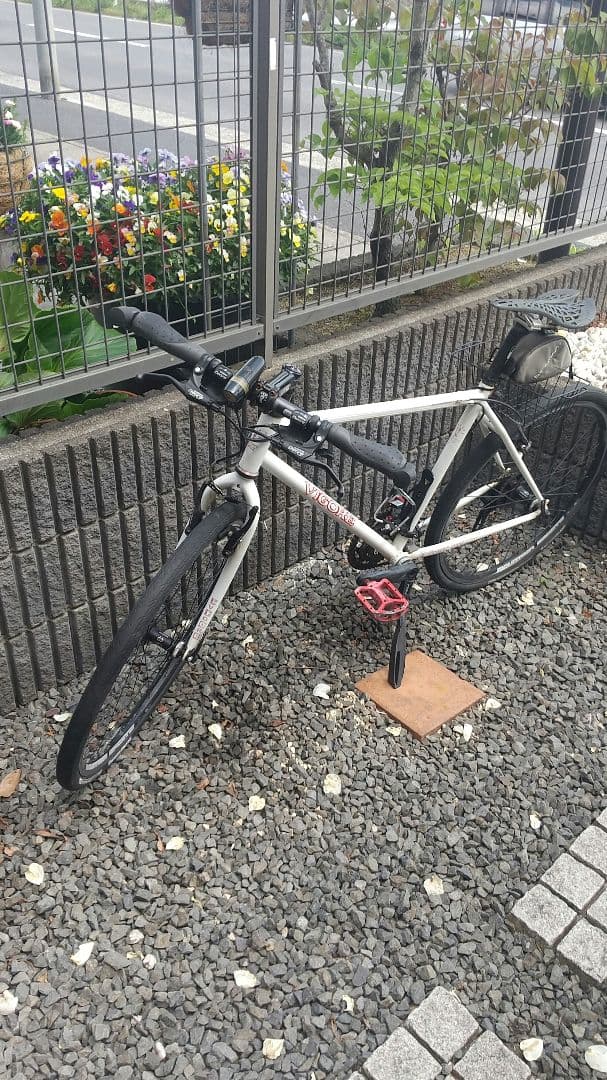 下町育ちさん専用 人気のビゴーレ。 ホワイト クロスバイク 赤色ペダル付き