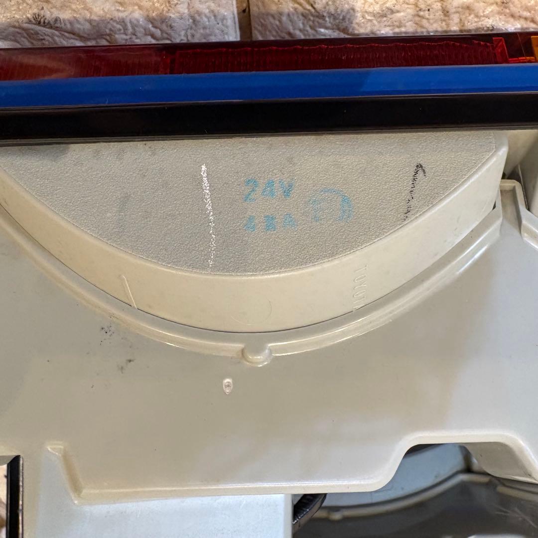 ほぼ新品トヨタ ダイナ トヨエース デュトロ テールレンズ 左右セット 24V