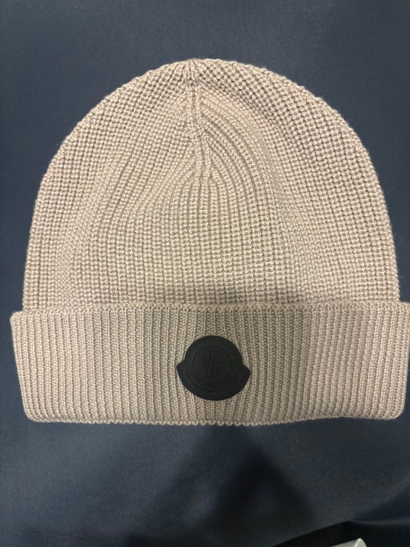 MONCLER シリコンロゴパッチ付き ニット帽