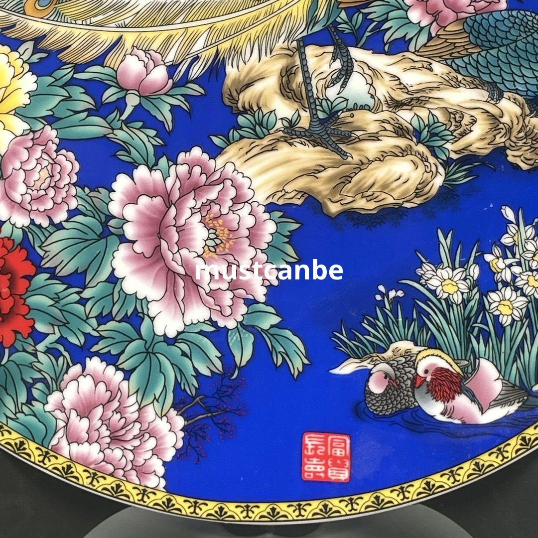粉彩藍釉孔雀富貴図賞盤 景徳鎮 陶磁器 装飾品 現代工芸品 美術品 置物