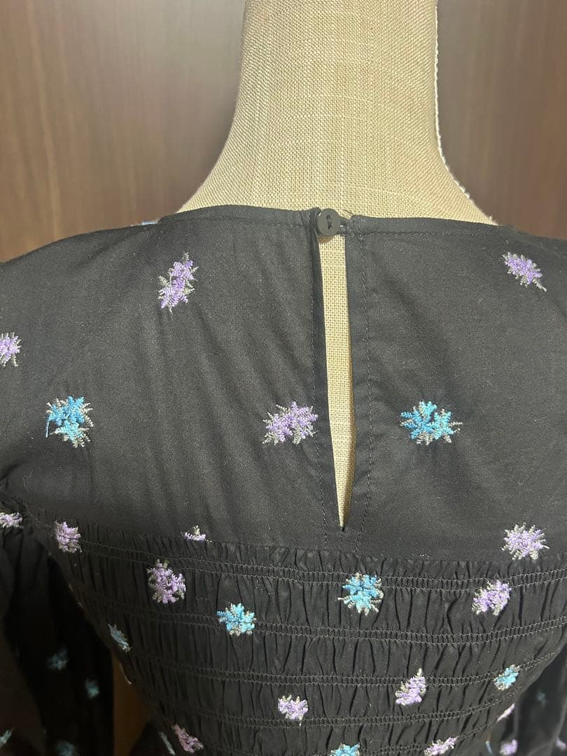 ブラック刺繍長袖マキシワンピース