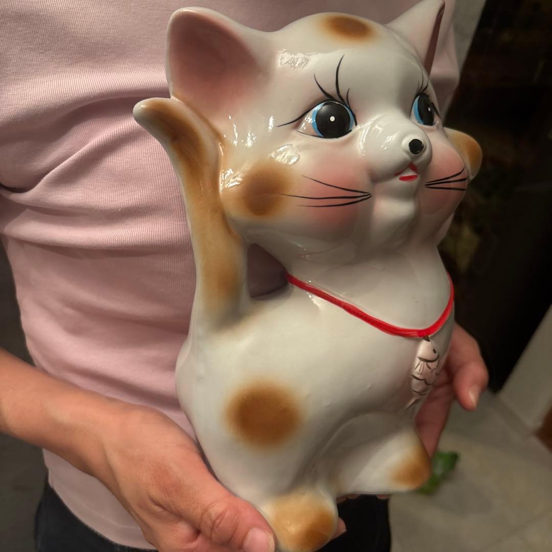 アメリカ80年代ヴィンテージ　手描きの瞳やまつ毛、ピンクのほっぺが美しい猫の陶器