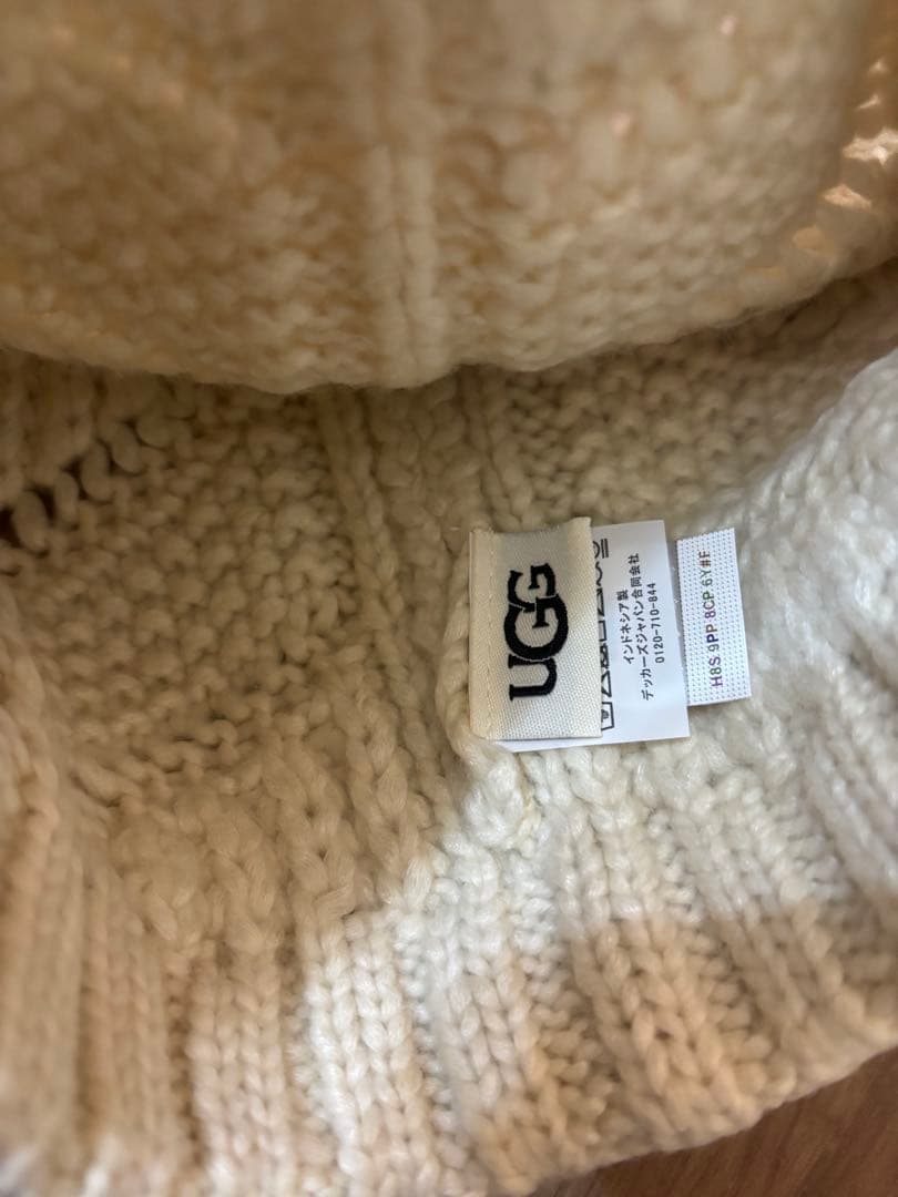 UGG ポンポン付きニット帽 アイボリー