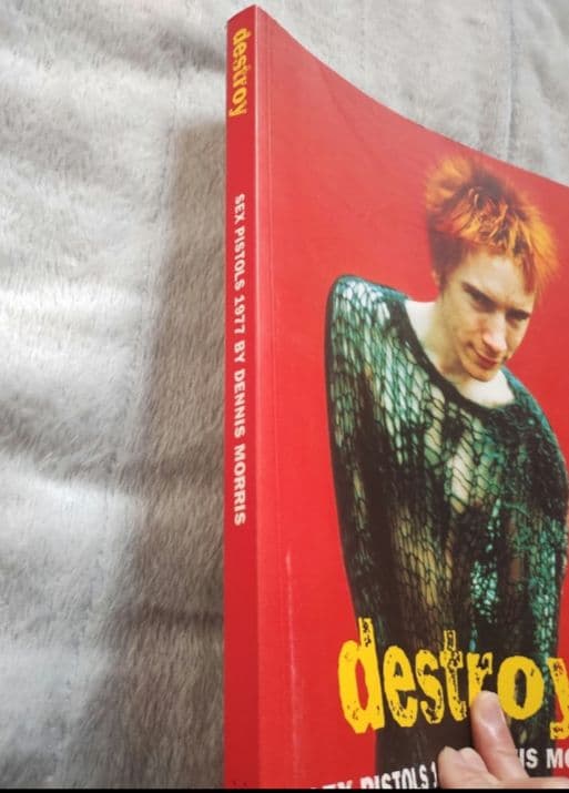 趣味 destroy SEX PISTOLS 1977 byDENNIS MORRIS