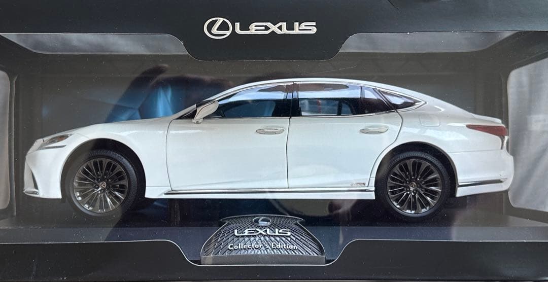 Lexus LS500h ホワイト 1/18ミニカー