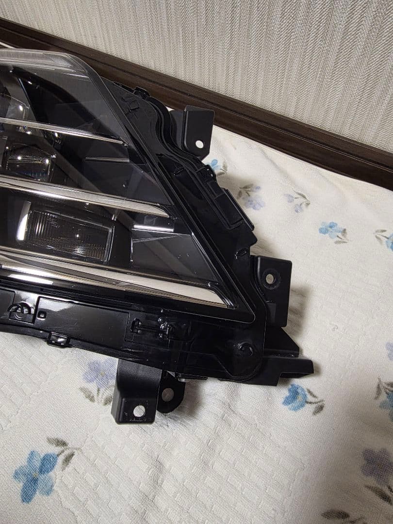 日産　セレナ　C28 右ヘッドライト