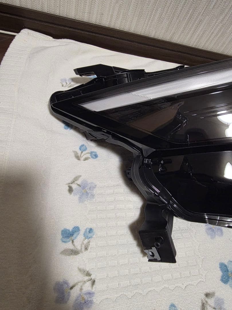 日産　セレナ　C28 右ヘッドライト