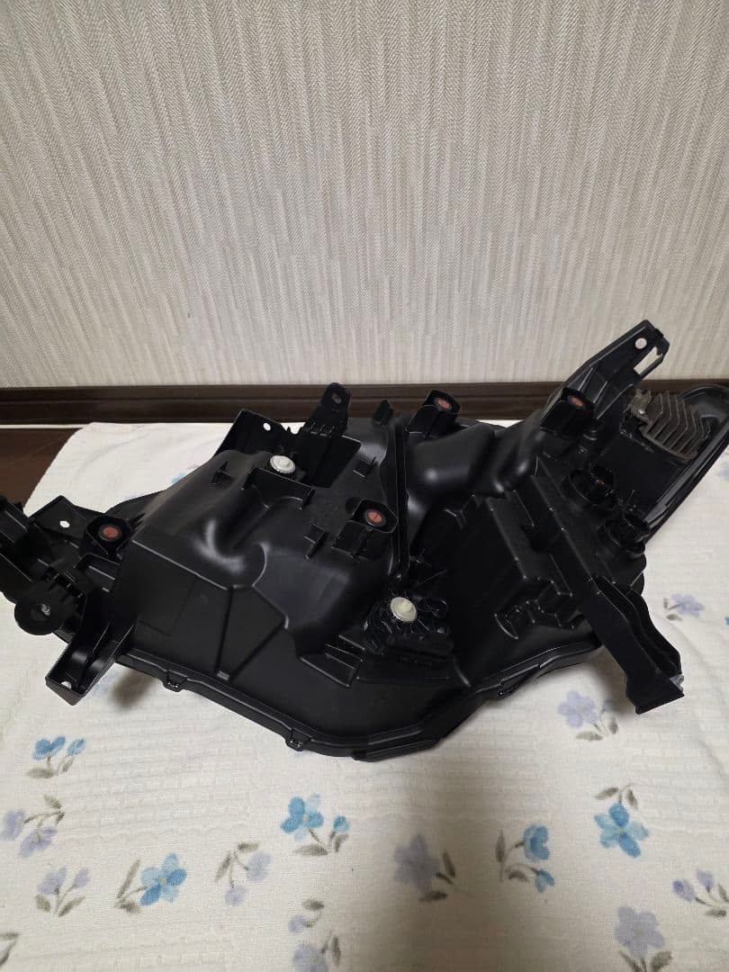 日産　セレナ　C28 右ヘッドライト