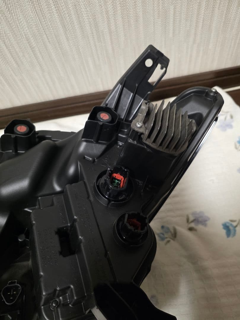 日産　セレナ　C28 右ヘッドライト