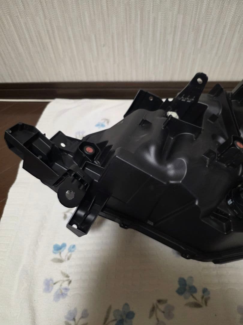 日産　セレナ　C28 右ヘッドライト