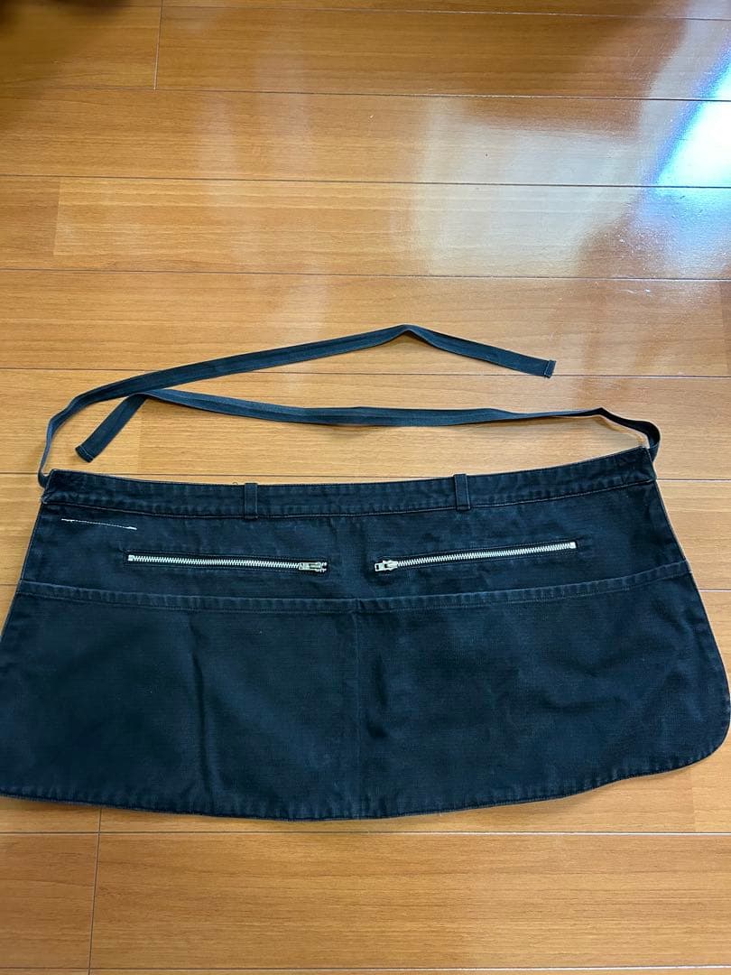黒いジッパーポケット付きエプロン