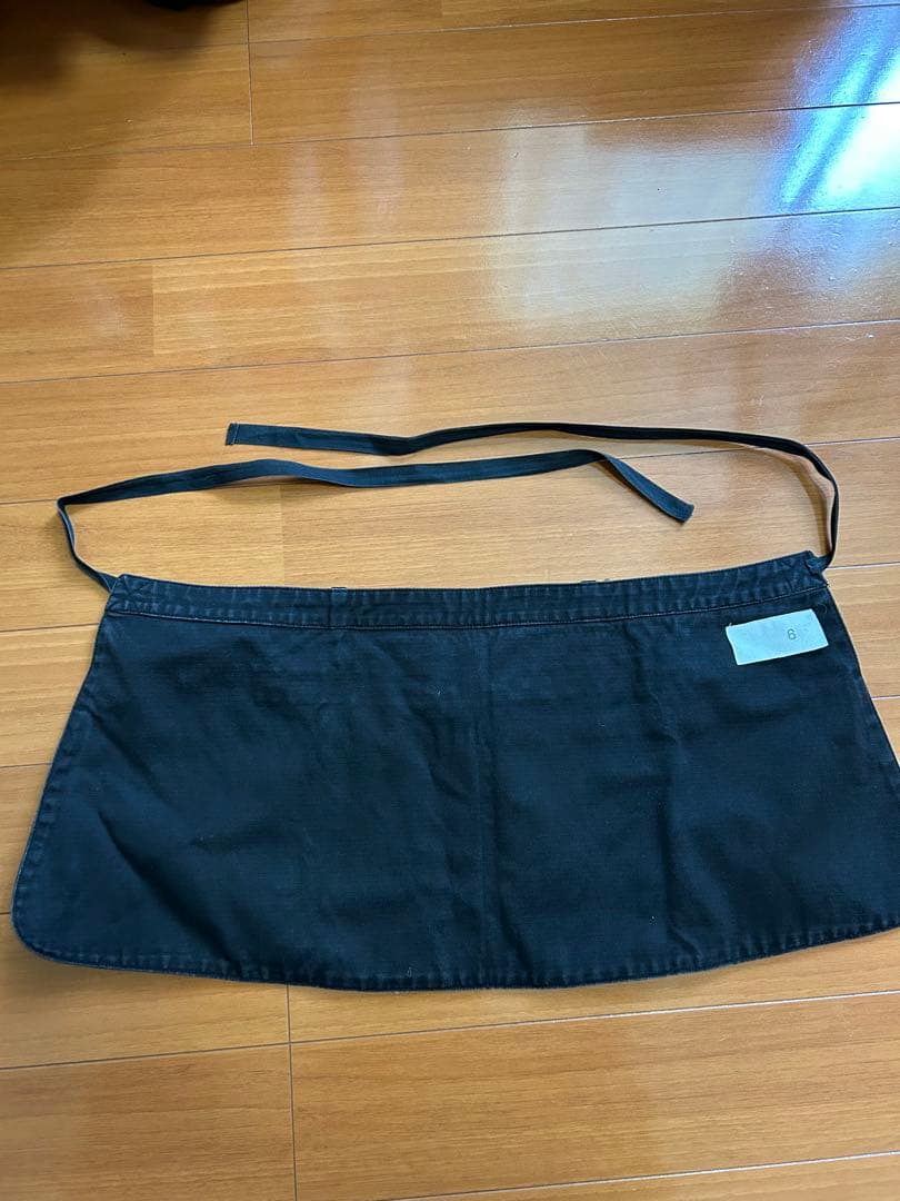黒いジッパーポケット付きエプロン