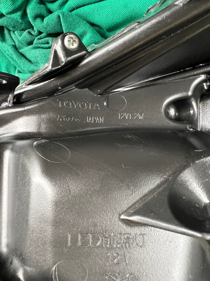 トヨタプリウス　ZVW50/51/55 50系　前期純正LED　右ヘッドライト