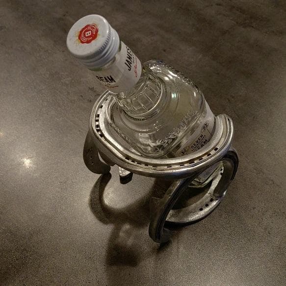 アルミ製　おしゃれな馬の蹄鉄(ホースシュー)　ボトルスタンド