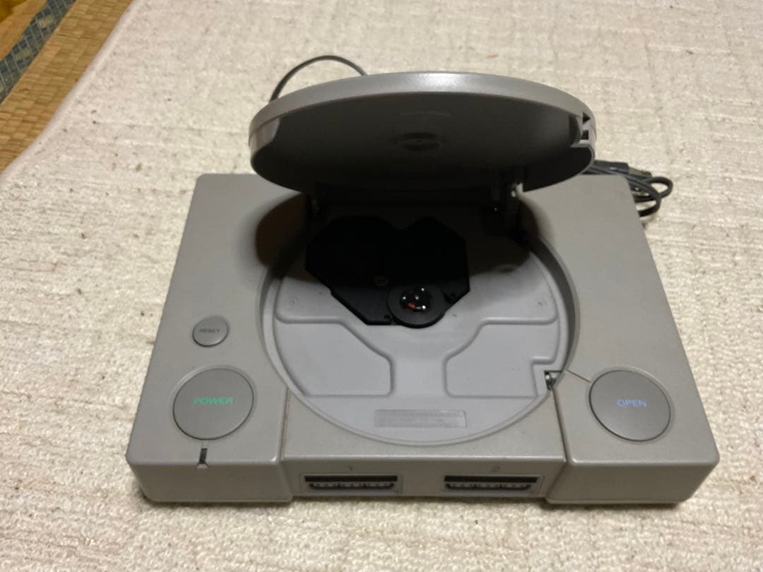 SONY／プレーステーション。モデル／SCPH-3500 コード付き本体のみ。