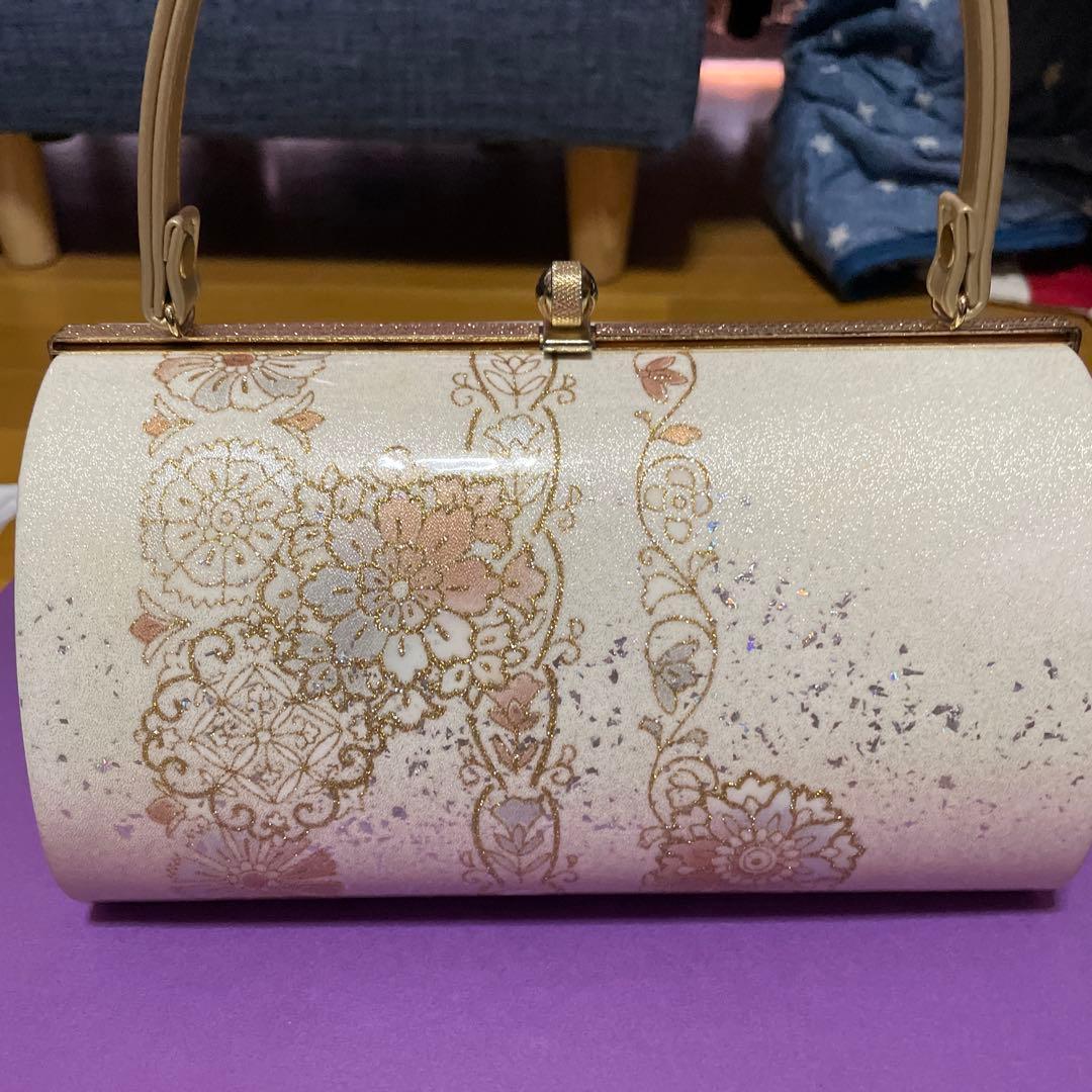 花柄ホワイトバッグとゴールド草履セット