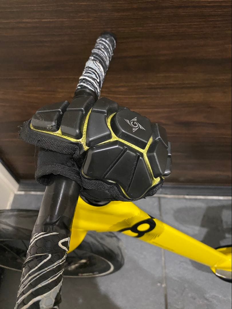bike8 エアロスピード　カーボン　ランバイク　びっちゃんV2 ヘルメット付き