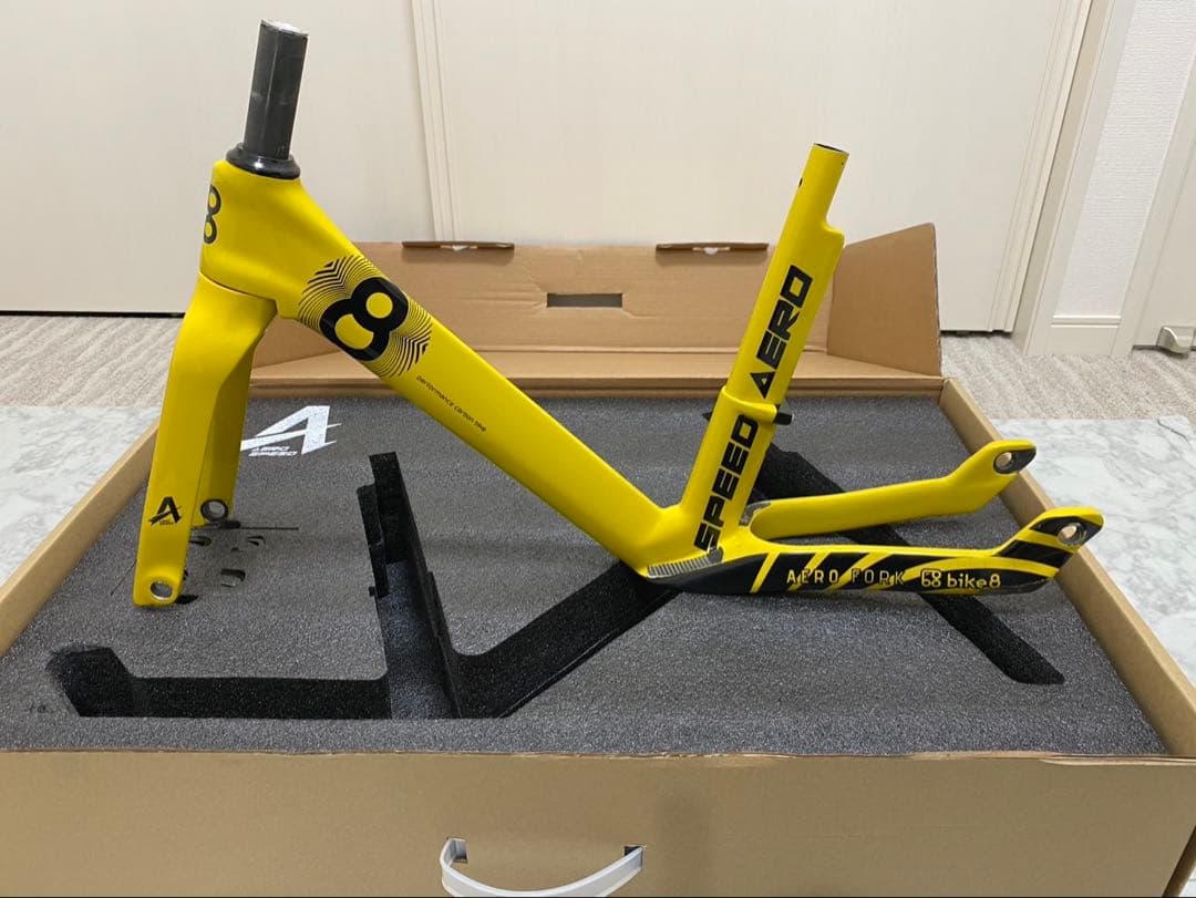 bike8 エアロスピード　カーボン　ランバイク　びっちゃんV2 ヘルメット付き