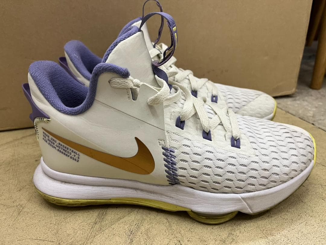 ＮＩＫＥナイキ　バスケットシューズ　レブロン　ウィットネス５　28ｃｍ