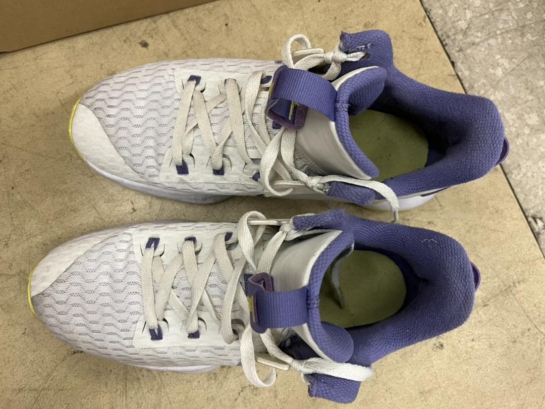 ＮＩＫＥナイキ　バスケットシューズ　レブロン　ウィットネス５　28ｃｍ