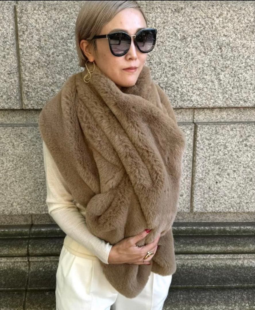 【新品タグ付】今季JENNE リッチボリュームファーケープ ベージュ