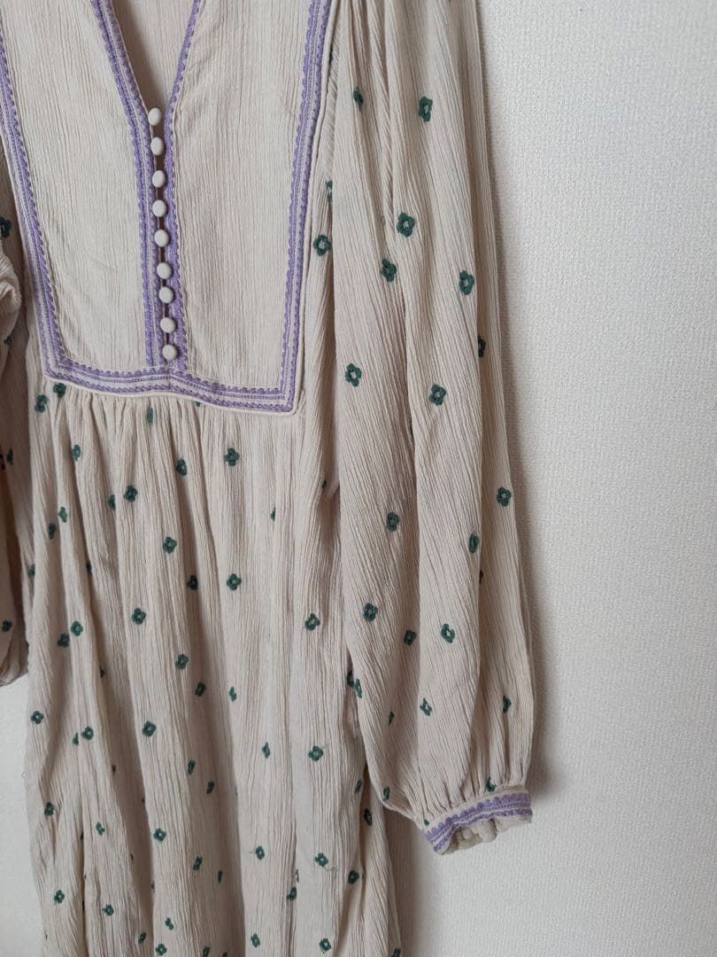 ヌキテパ　刺繍入りベージュ長袖ワンピース