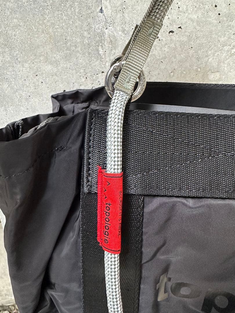 topologie Summit Duffle Small 黒　ストラップ付き