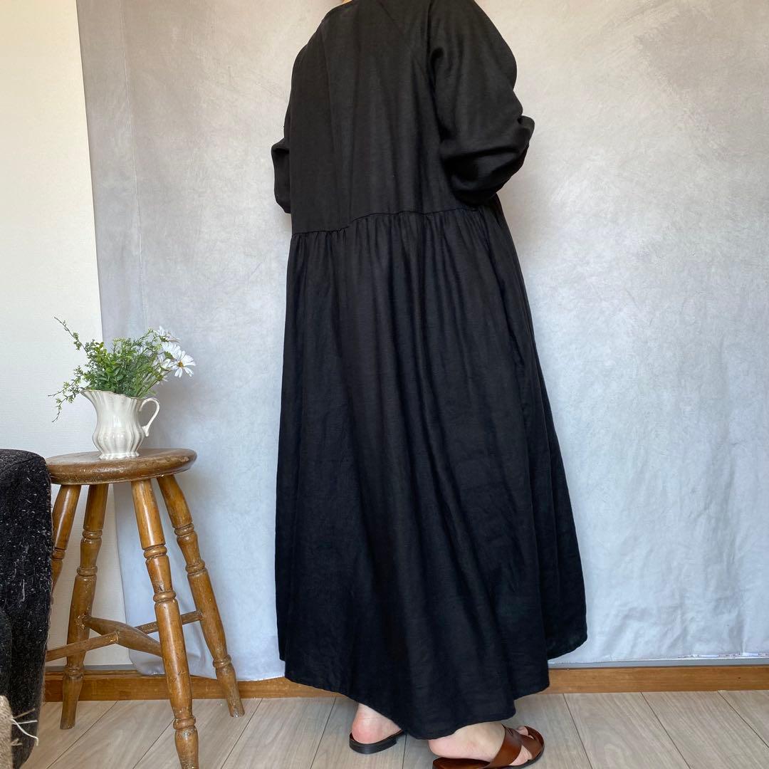黒い長袖ワンピース フレアデザイン