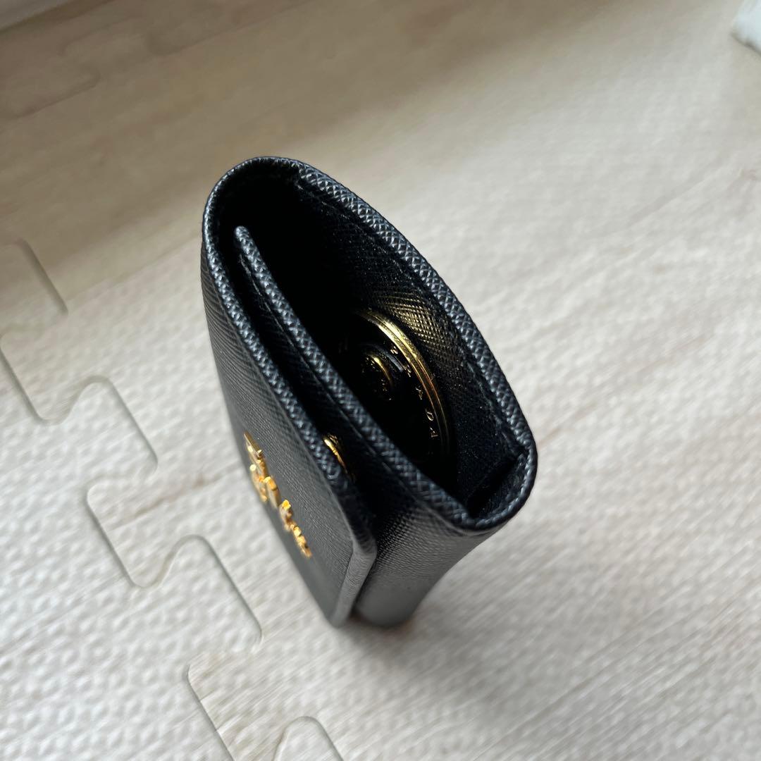 美品！プラダ PRADA キーケース ネロ サフィアーノ レザー メタル 4連