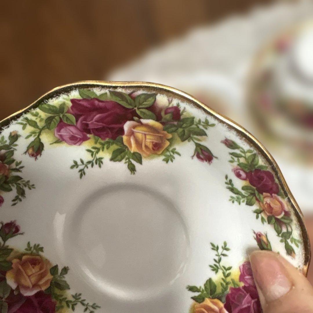 サービス出品ロイヤルアルバートトリオニセット（ペア）薔薇の美しさ　オススメ美品