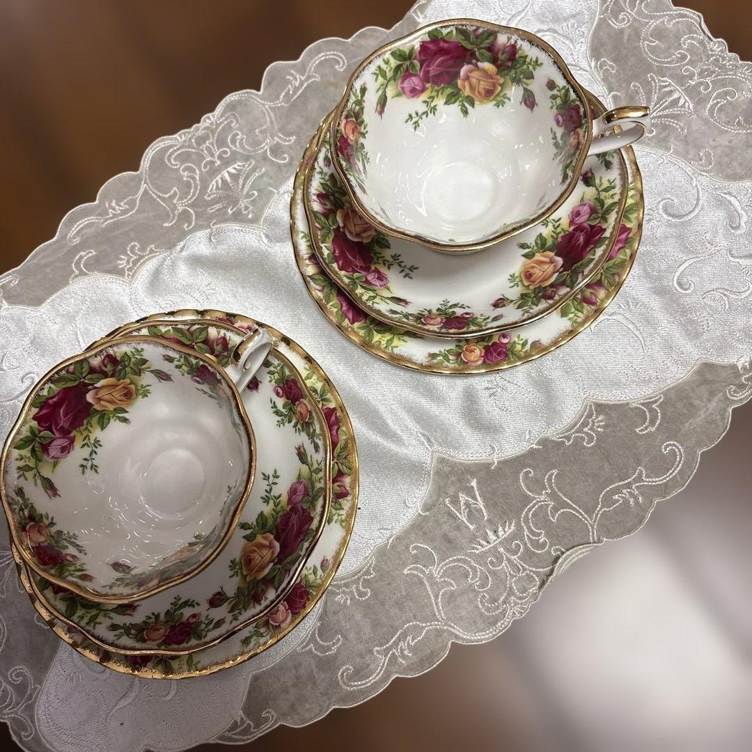 サービス出品ロイヤルアルバートトリオニセット（ペア）薔薇の美しさ　オススメ美品