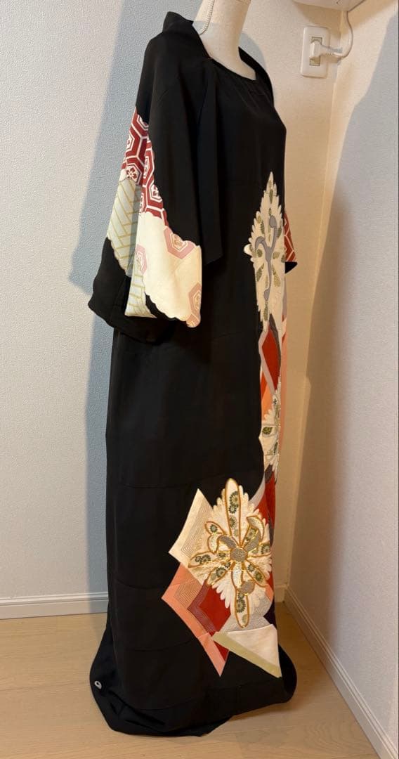 【みんみん】黒留袖リメイクワンピース ― 金銀糸刺繍 吉祥花と扇文様