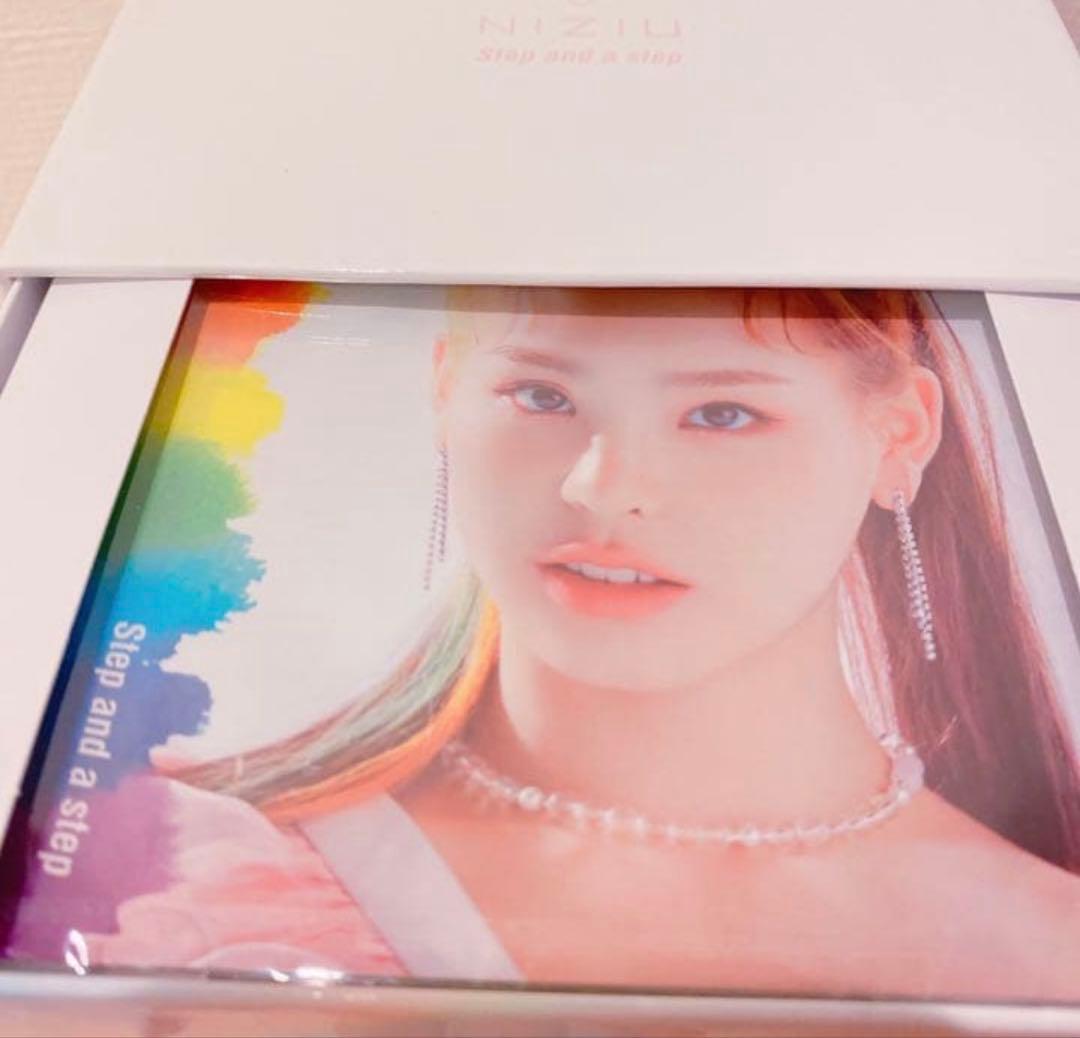 邦楽 Niziu CD step and a step take a picture