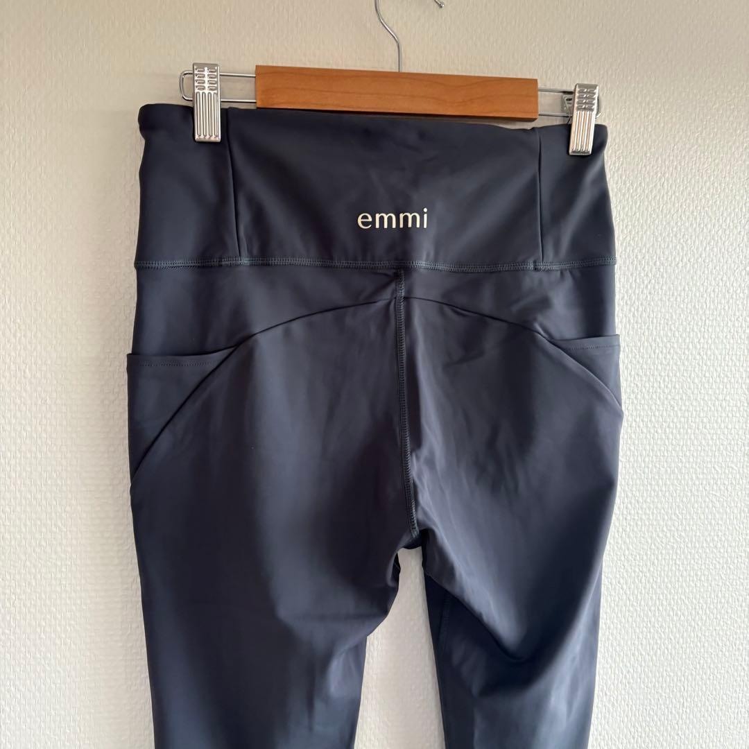 【美品】　emmi ヨガウェア　キャミ　レギンス　上下セット　セットアップ　エミ