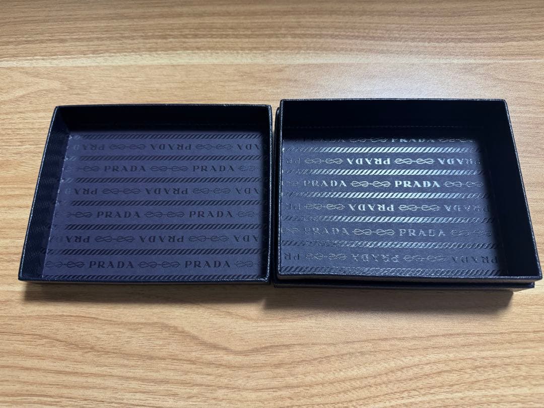 プラダ サフィアーノトライアングル キーケース