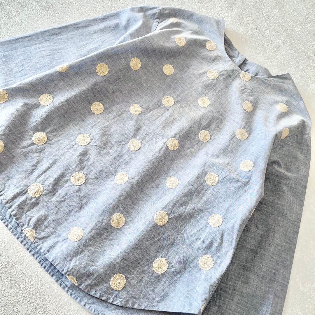 パラスパレス　刺繍ドット柄　シャンブレーブラウス
