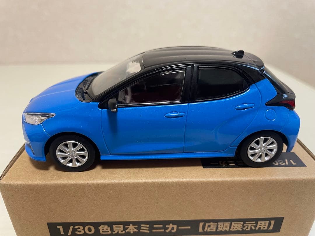 トヨタ ヤリス ミニカー 青黒