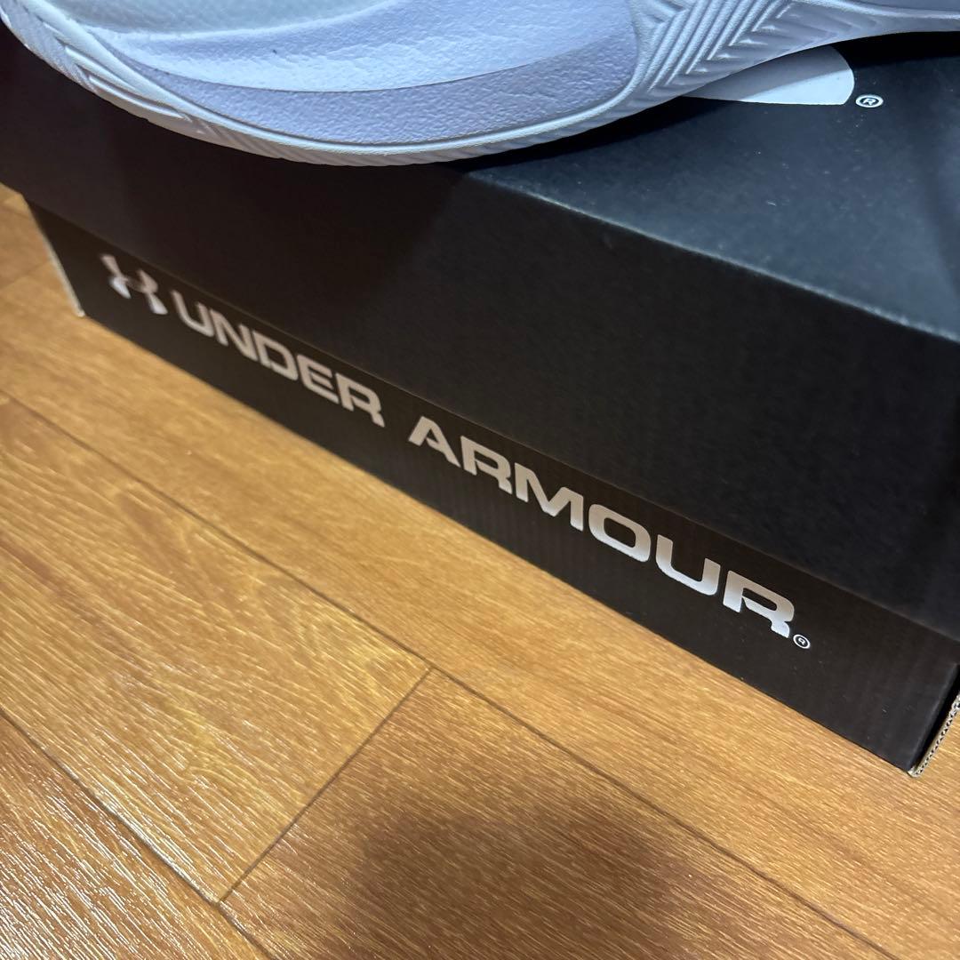 UNDER ARMOUR バスケットボールシューズ ホワイト/ブラック/ゴールド