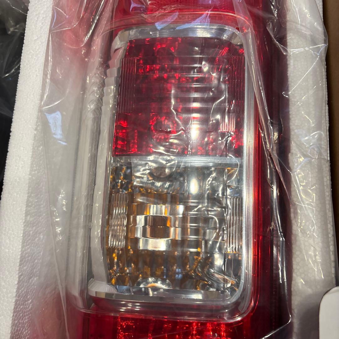 お値下げ 新車外し　ハイエース200系8型テールランプ寒冷地仕様対応 トヨタ純正