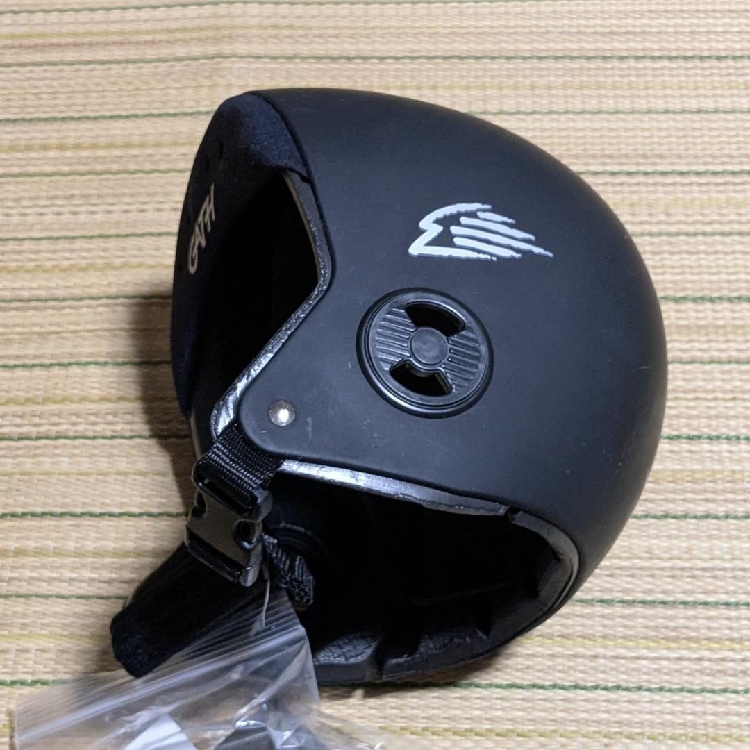 GATH サーフ ヘルメット 通気孔付き　ブラック。サイズ表記あり