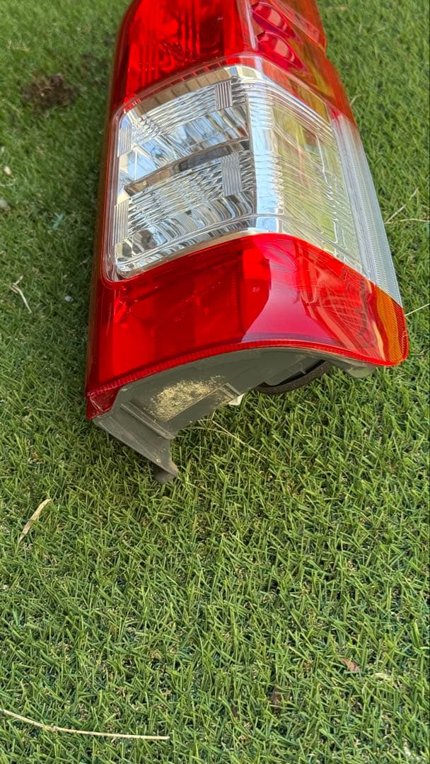トヨタ200系純正ハイエース右テールランプ（一部LED）
